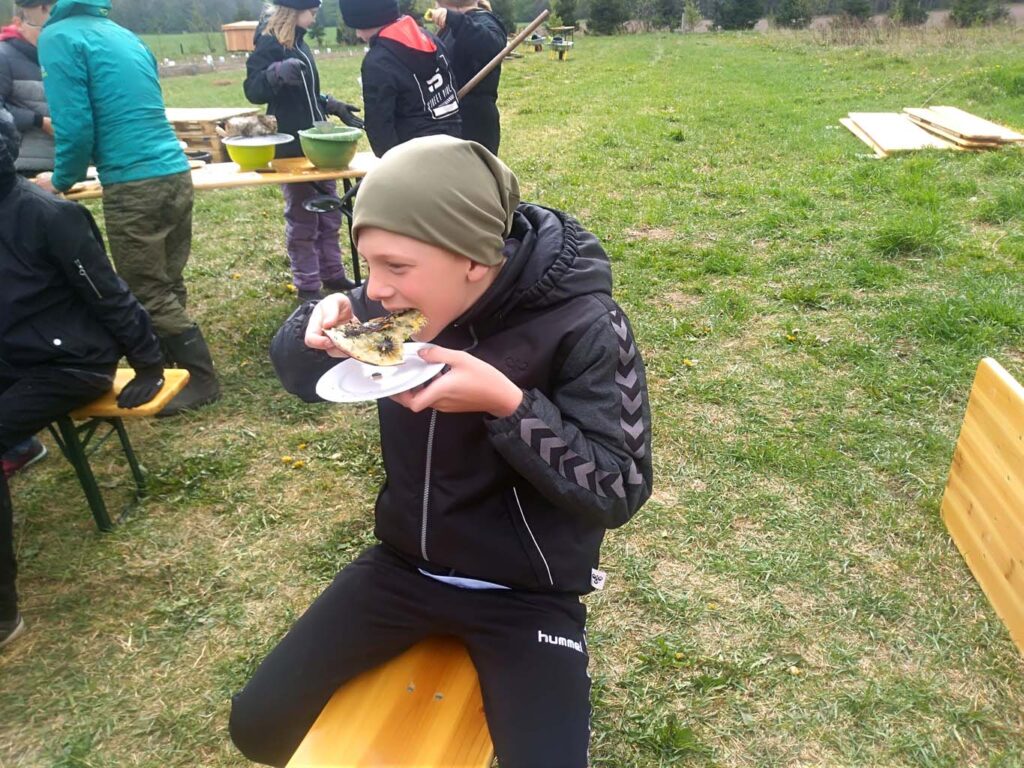 Mad fra naturen på bålkomfur i skolehaven